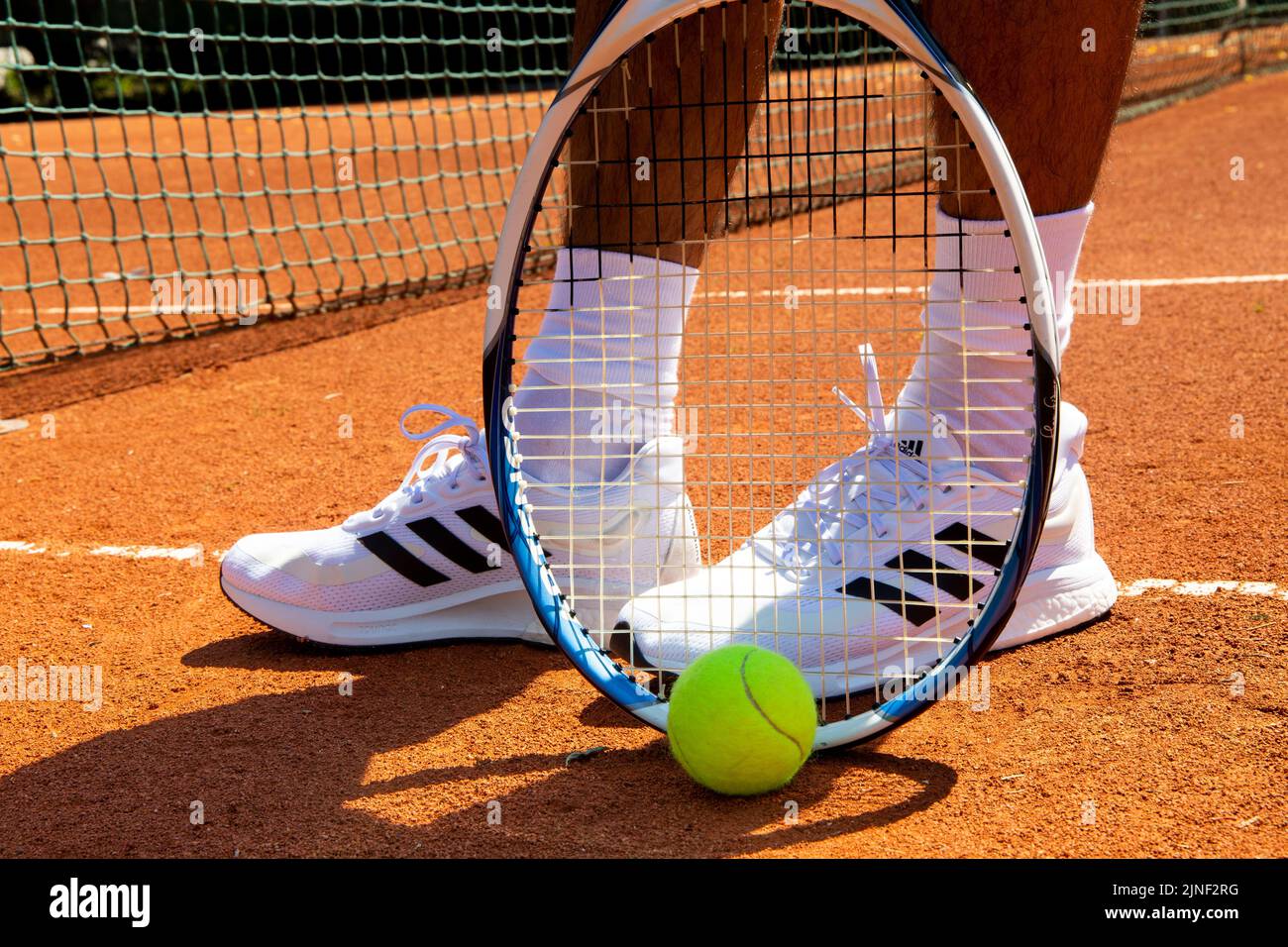 Symbolbild Tennis: Nahaufnahme von einem Tennisspieler auf einem Sandplatz Stock Photo