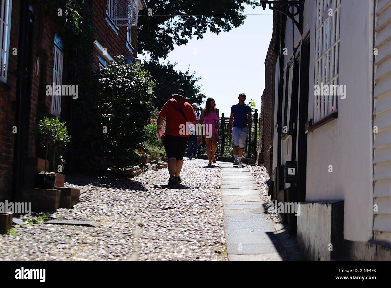 Rye, East Sussex, UK. 11 Aug, 2022. UK Weather: A postman working in the ancient town of Rye walk along the high street enduring the sweltering heat. Photo Credit: Paul Lawrenson /Alamy Live News Stock Photo