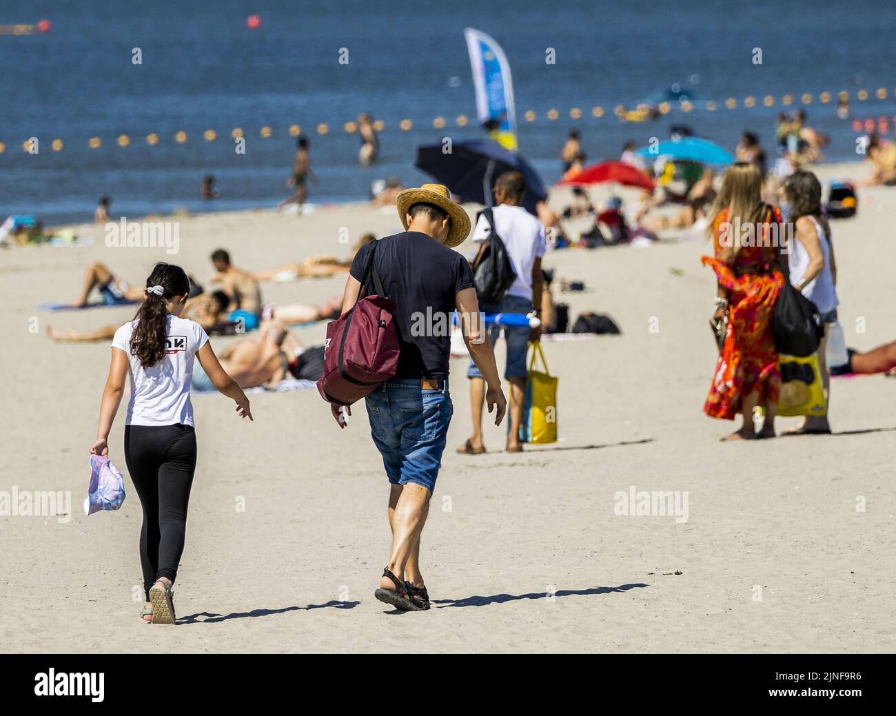 2022-08-11 13:41:40 AMSTERDAM - Tourists are looking for refreshment in the warm weather. In the coming days, the Netherlands will be burdened by a heat wave with tropical temperatures of more than 30 degrees. ANP REMKO DE WAAL netherlands out - belgium out Stock Photo