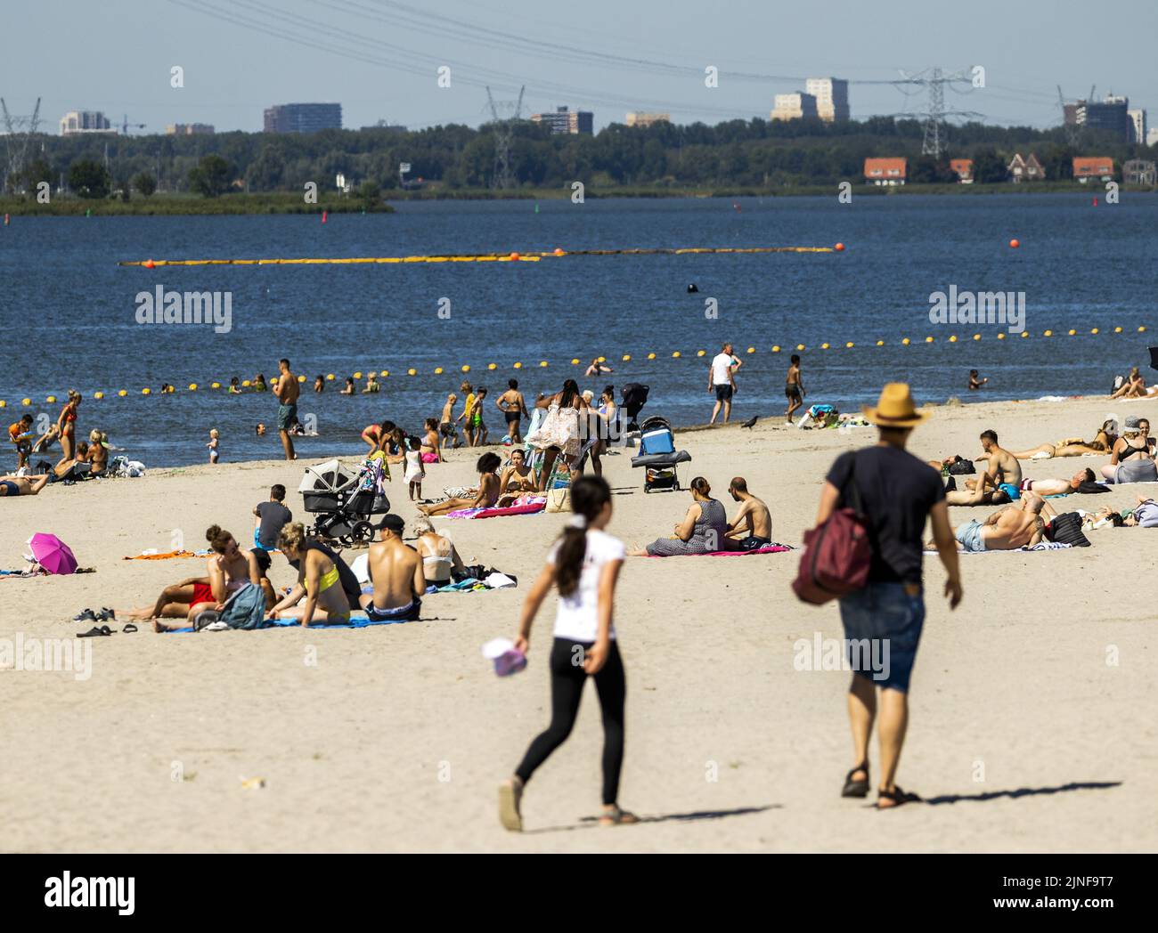 2022-08-11 13:41:34 AMSTERDAM - Tourists are looking for refreshment in the warm weather. In the coming days, the Netherlands will be burdened by a heat wave with tropical temperatures of more than 30 degrees. ANP REMKO DE WAAL netherlands out - belgium out Stock Photo
