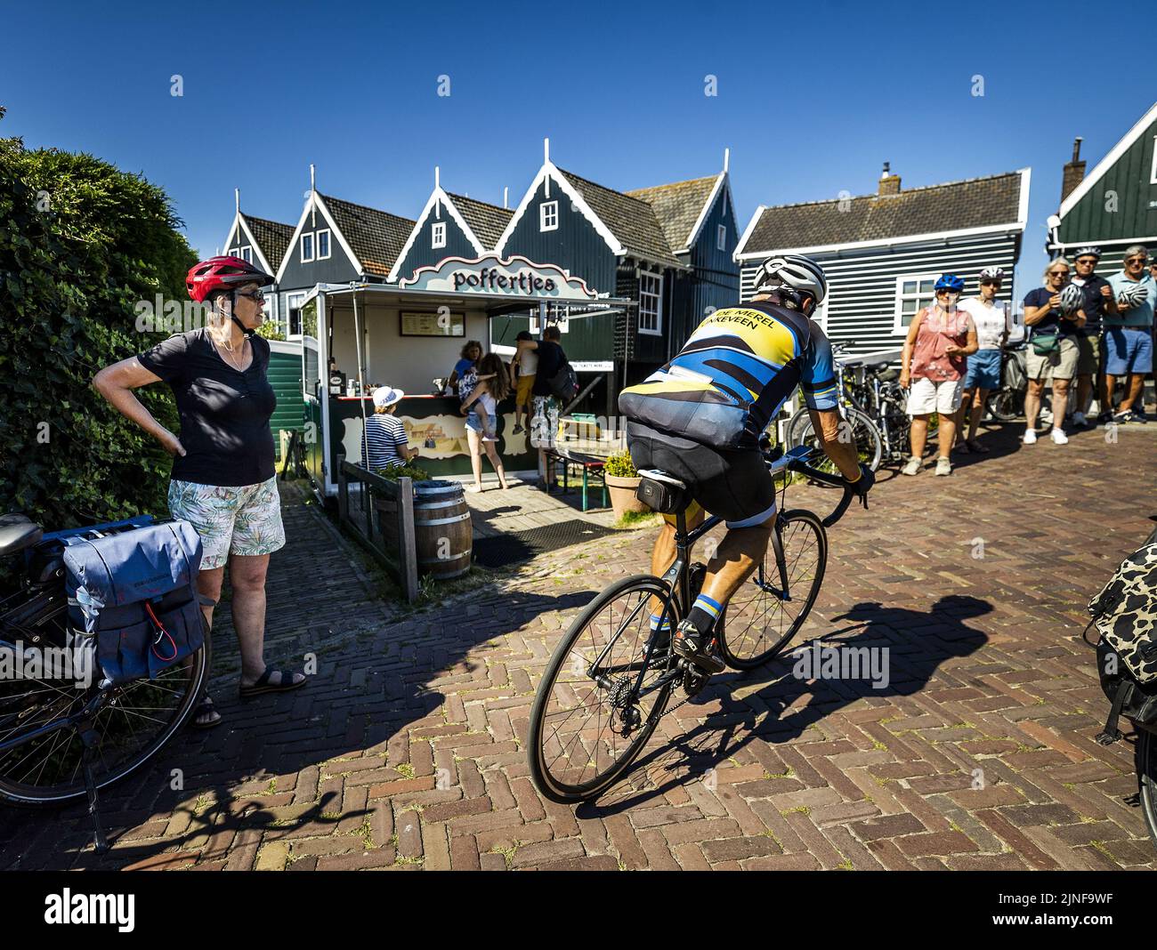 2022-08-11 12:21:15 MARKEN - Tourists are cooling off in the warm weather. In the coming days, the Netherlands will be burdened by a heat wave with tropical temperatures of more than 30 degrees. ANP REMKO DE WAAL netherlands out - belgium out Stock Photo