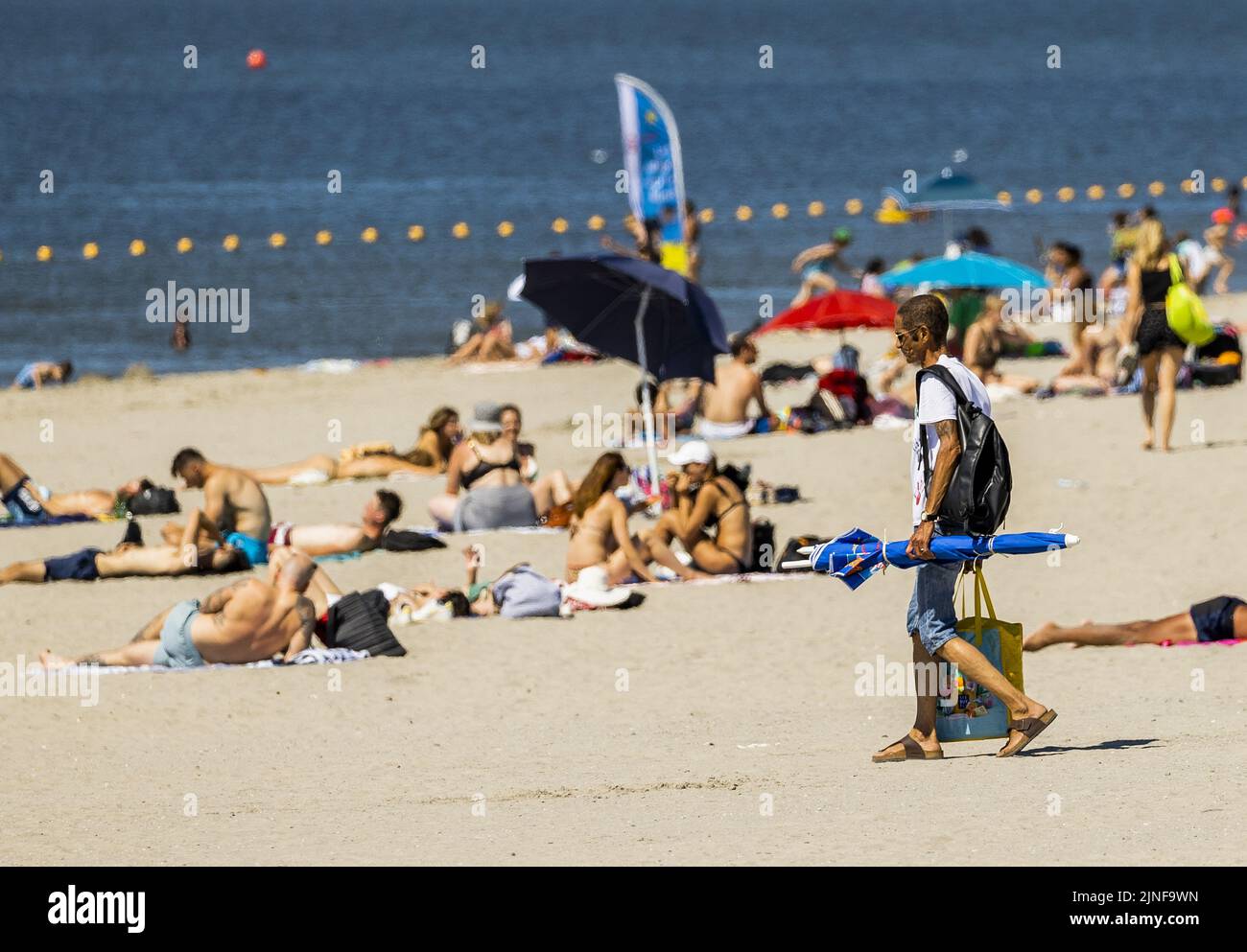2022-08-11 13:41:31 AMSTERDAM - Tourists are looking for refreshment in the warm weather. In the coming days, the Netherlands will be burdened by a heat wave with tropical temperatures of more than 30 degrees. ANP REMKO DE WAAL netherlands out - belgium out Stock Photo