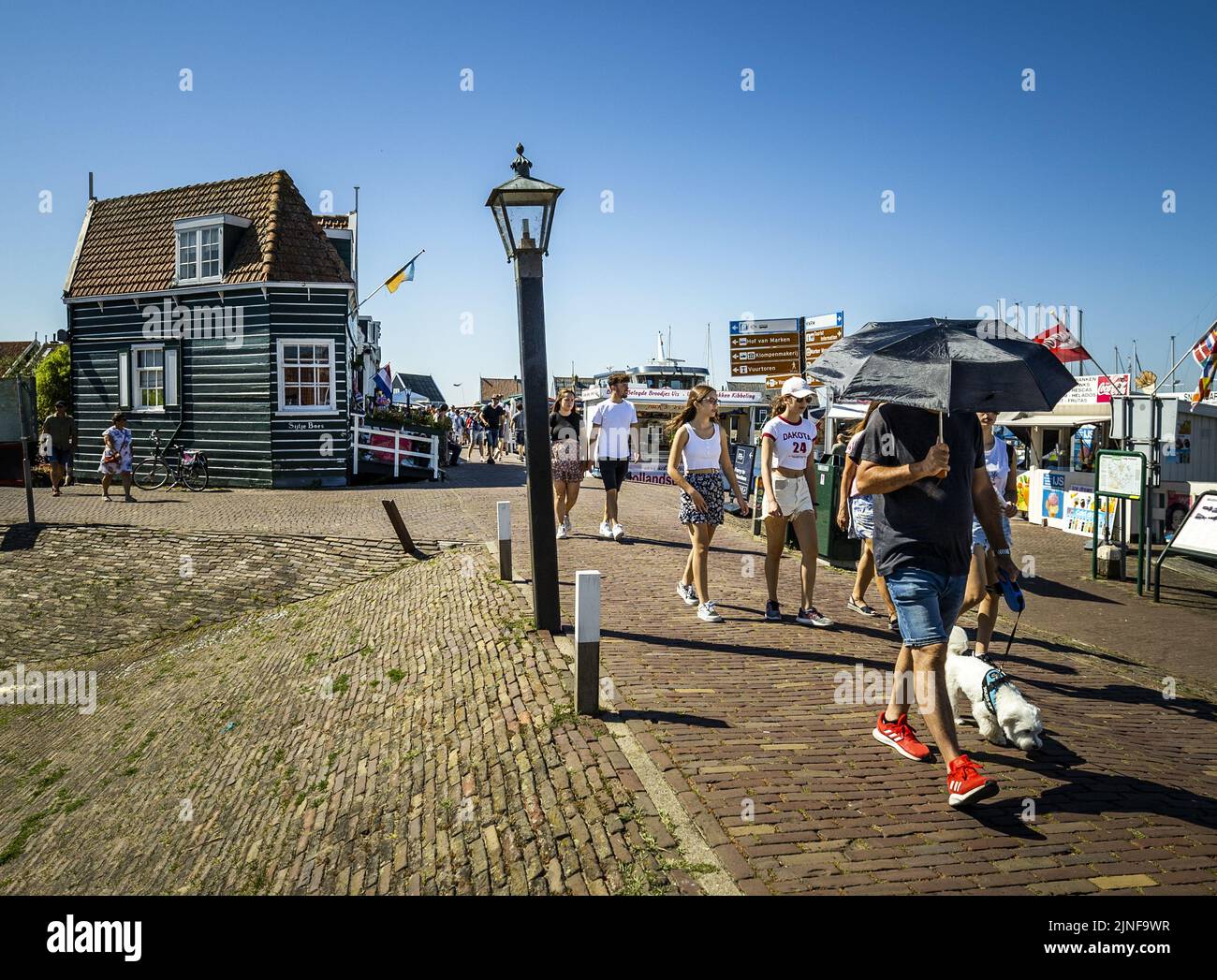 2022-08-11 12:52:15 MARKEN - Tourists are cooling off in the warm weather. In the coming days, the Netherlands will be burdened by a heat wave with tropical temperatures of more than 30 degrees. ANP REMKO DE WAAL netherlands out - belgium out Stock Photo