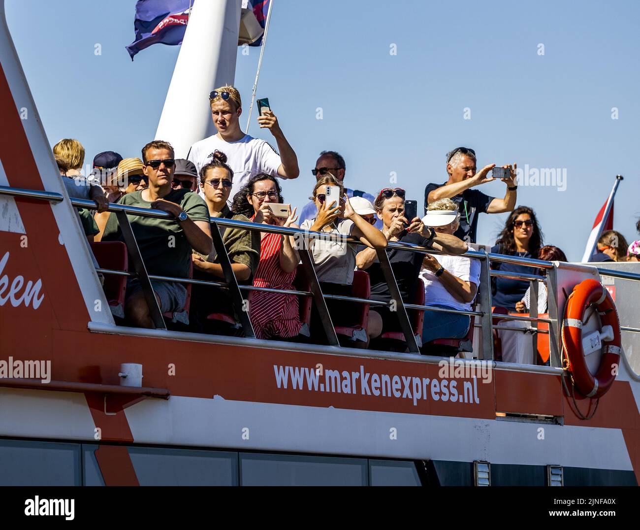 2022-08-11 11:46:35 MARKEN - Tourists are looking for refreshment in the warm weather. In the coming days, the Netherlands will be burdened by a heat wave with tropical temperatures of more than 30 degrees. ANP REMKO DE WAAL netherlands out - belgium out Stock Photo