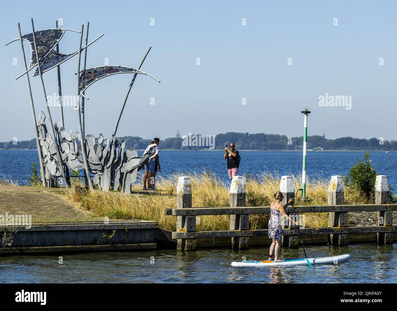 2022-08-11 11:48:22 MARKEN - Tourists are cooling off in the warm weather. In the coming days, the Netherlands will be burdened by a heat wave with tropical temperatures of more than 30 degrees. ANP REMKO DE WAAL netherlands out - belgium out Stock Photo