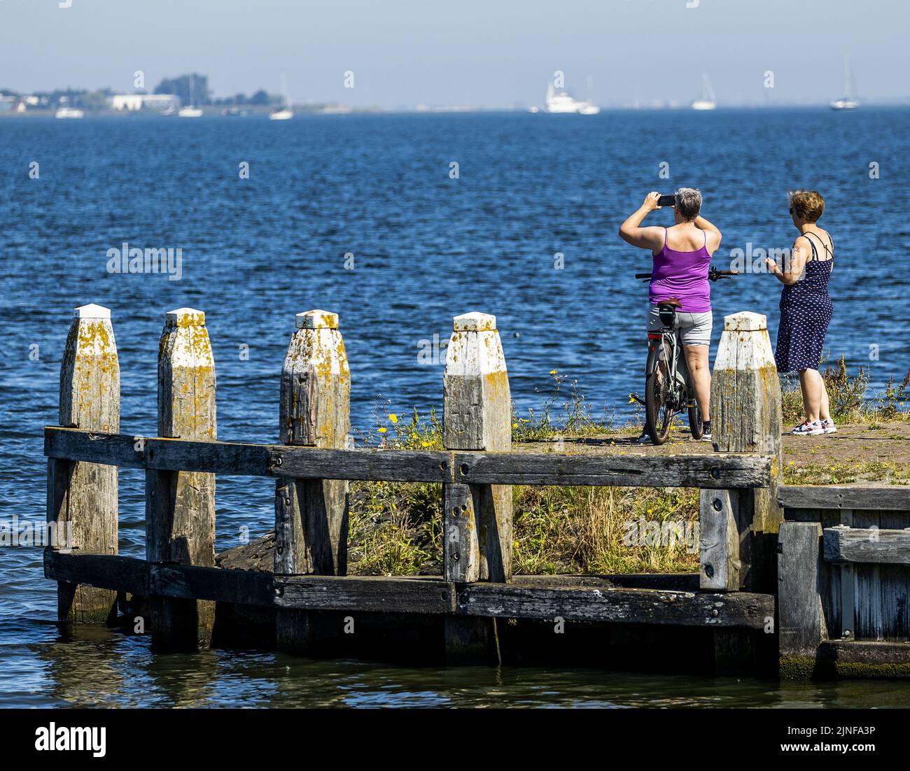 2022-08-11 11:34:54 MARKEN - Tourists are looking for refreshment in the warm weather. In the coming days, the Netherlands will be burdened by a heat wave with tropical temperatures of more than 30 degrees. ANP REMKO DE WAAL netherlands out - belgium out Stock Photo