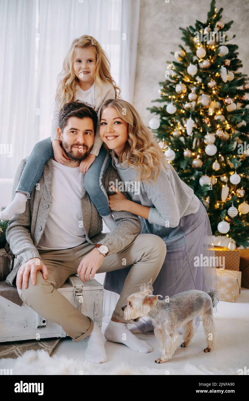 Happy family mom dad tree hi-res stock photography and images - Alamy