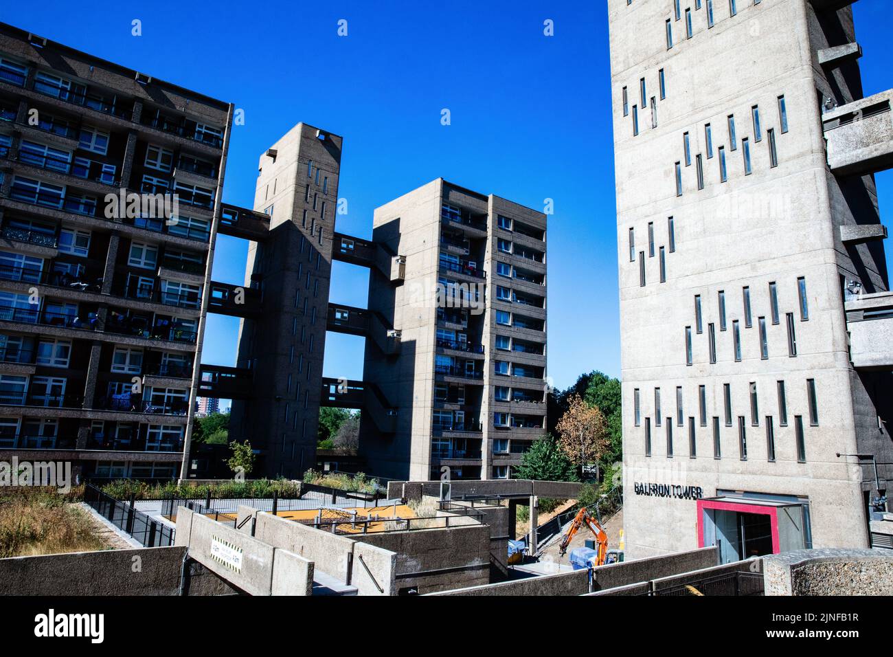 London, UK. 10th August, 2022. Refurbishment works on the Balfron Tower and Brownfield Estate in Poplar. 146 apartments within the Brutalist Grade II* Stock Photo