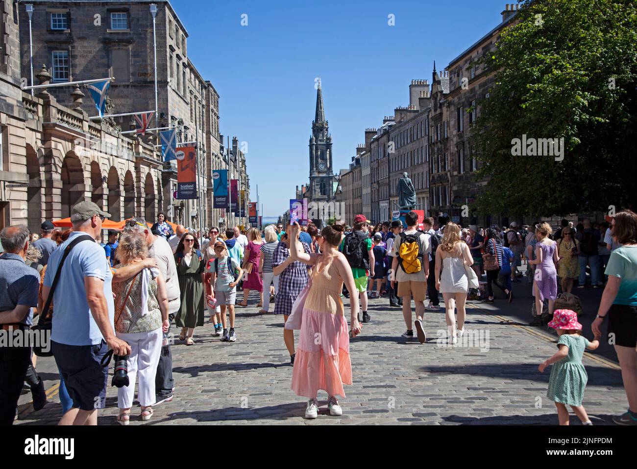 City Centre, Edinburgh, Scotland, UK. 11th August 2022. EdFringe 6th Day on the Royal Mile keeping busy with crowds of people looking for entertainment. Weather 27 degrees centigrade had people looking to top up water bottles and to find shade in the ciy's gardens. Credit: Arch White/alamy live news. Stock Photo