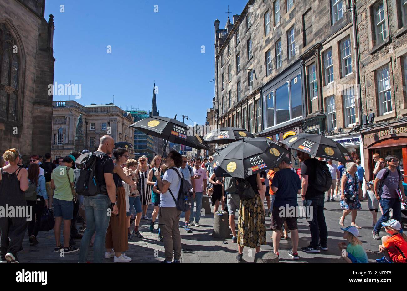 City Centre, Edinburgh, Scotland, UK. 11th August 2022. EdFringe 6th Day on the Royal Mile keeping busy with crowds of people looking for entertainment. Weather 27 degrees centigrade had people looking to top up water bottles and to find shade in the ciy's gardens. Pictured: Over 60 people clogging up the pavemnets and road queuing for free walking tour of the city.  Credit: Arch White/alamy live news. Stock Photo