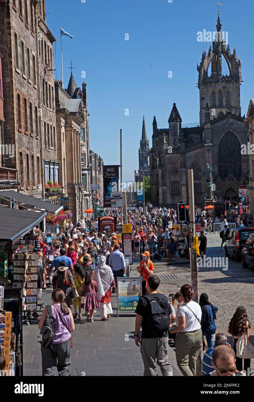 City Centre, Edinburgh, Scotland, UK. 11th August 2022. EdFringe 6th Day on the Royal Mile keeping busy with crowds of people looking for entertainment. Weather 27 degrees centigrade had people looking to top up water bottles and to find shade in the ciy's gardens. Credit: Arch White/alamy live news. Stock Photo