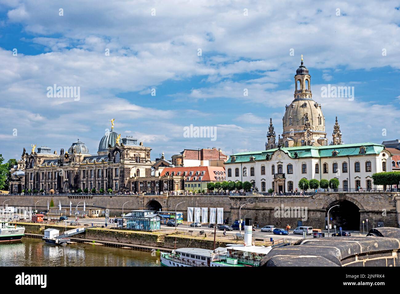 Dresden (Sachsen, Germany): Elbeufer mit Stadtansicht Stock Photo - Alamy