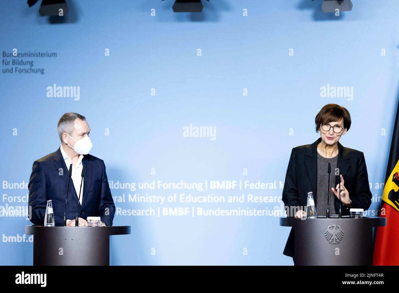 Berlin, Deutschland. 28th Jan, 2022. (RL) Bettina Stark-Watzinger (FDP), Federal Minister of Education and Research, and Roland Eils, head of the HiGHmed consortium of the Medical Informatics Initiative, taken during a press conference on the Medical Informatics Initiative (MII) at the Federal Ministry of Education and Research in Berlin, 01/28/2022. Credit: dpa/Alamy Live News Stock Photo