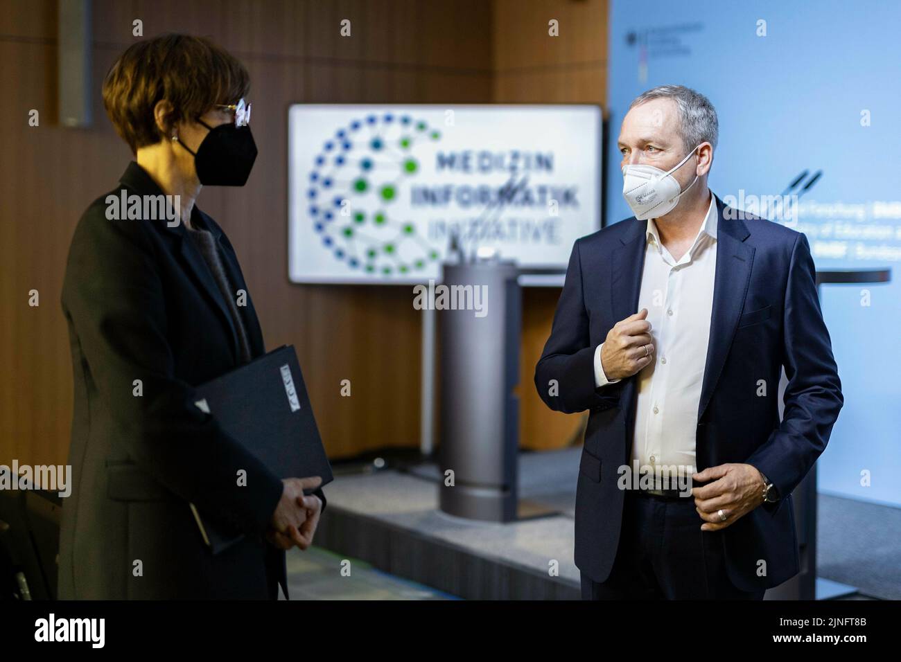 Berlin, Deutschland. 28th Jan, 2022. (LR) Bettina Stark-Watzinger (FDP), Federal Minister of Education and Research, and Roland Eils, head of the HiGHmed consortium of the Medical Informatics Initiative, taken during a press conference on the Medical Informatics Initiative (MII) at the Federal Ministry of Education and Research in Berlin, 01/28/2022. Credit: dpa/Alamy Live News Stock Photo