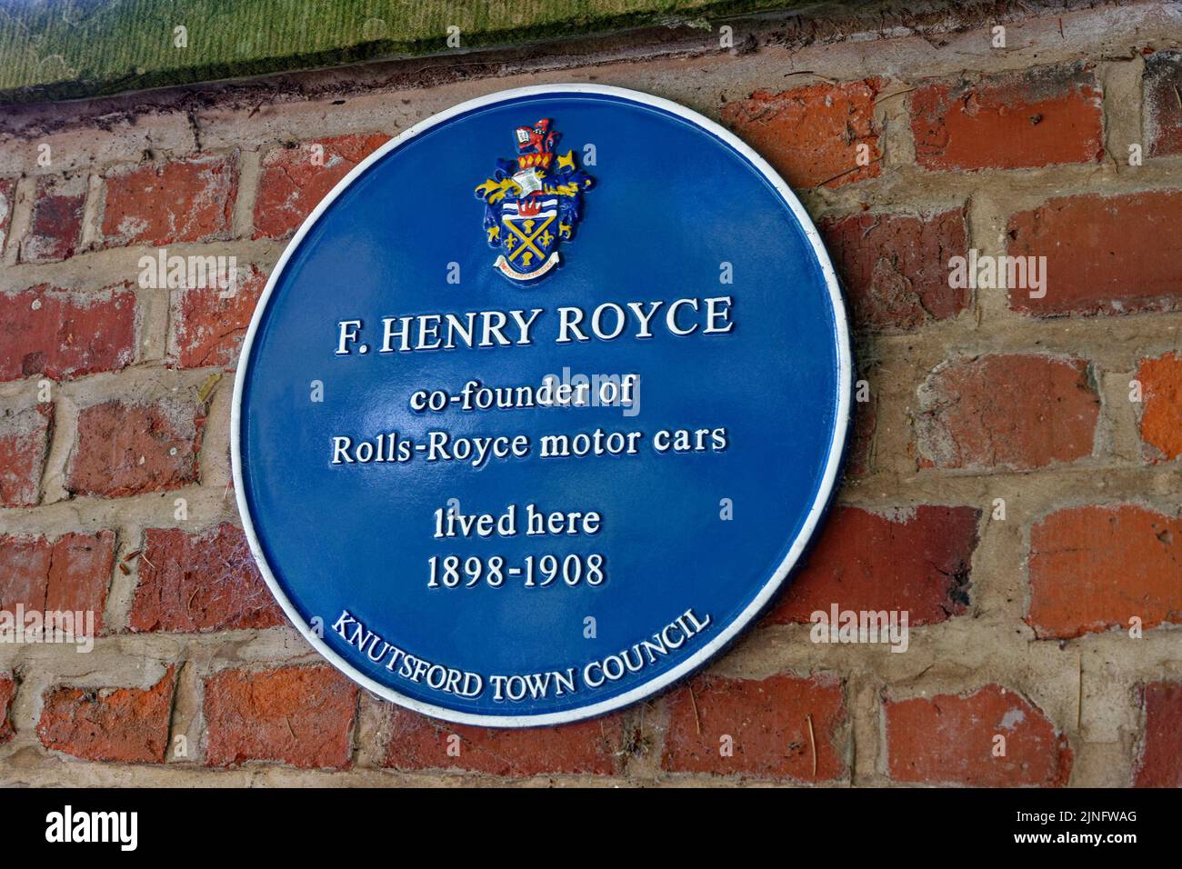 Commemorative Blue Plate outside the former home of F Henry Royce co-founder of Rolls Royce motor cars at Knutsford, Cheshire, England. Stock Photo