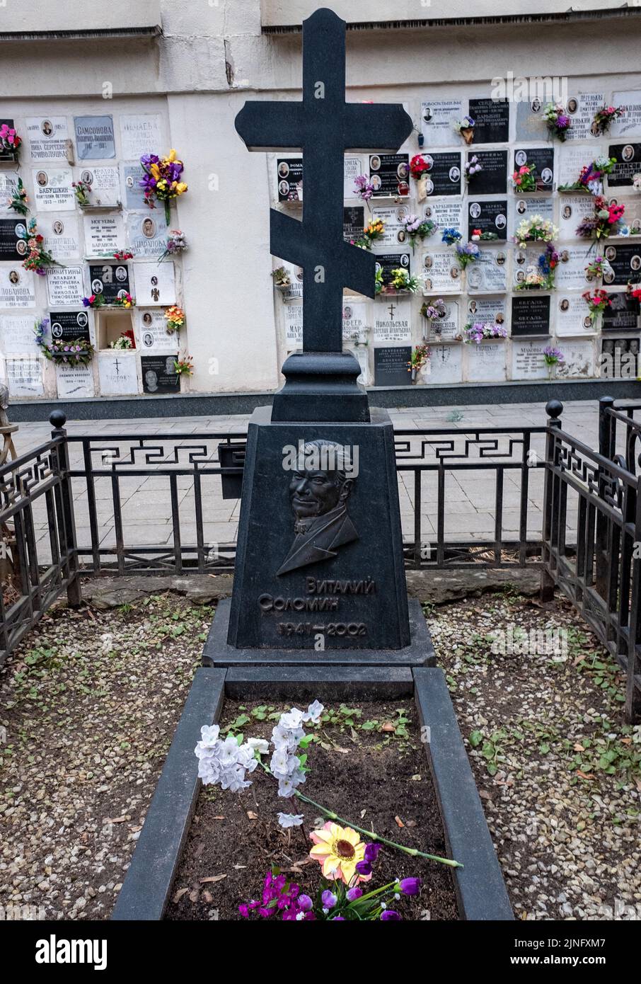 November 27, 2021, Moscow, Russia. Monument at the grave of Soviet actor Vitaly Solomin at the Vagankovsky cemetery in Moscow. Stock Photo
