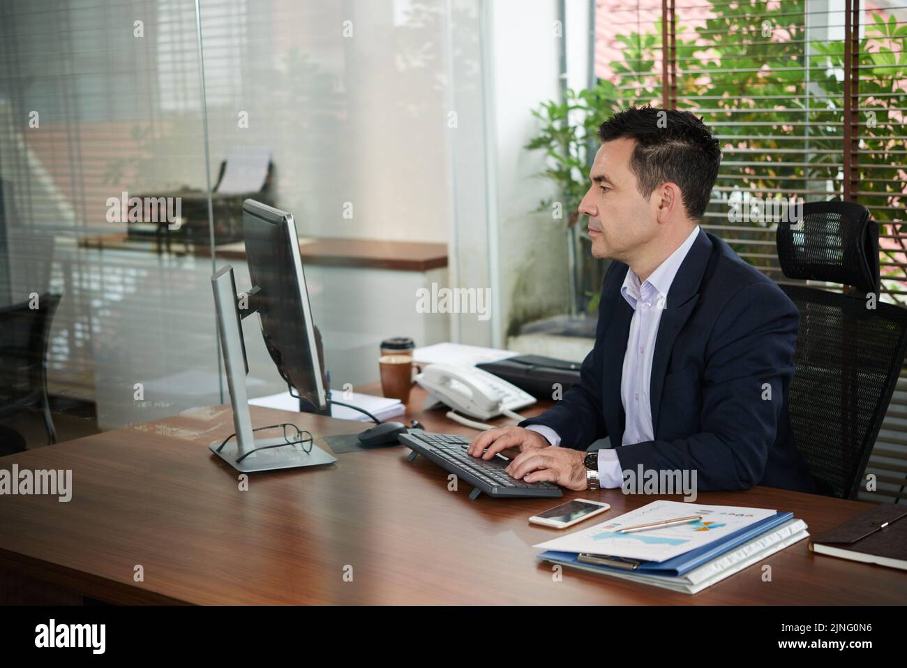Middle Man Computer Middle aged caucasian male ceo hi-res stock photography and images - Alamy