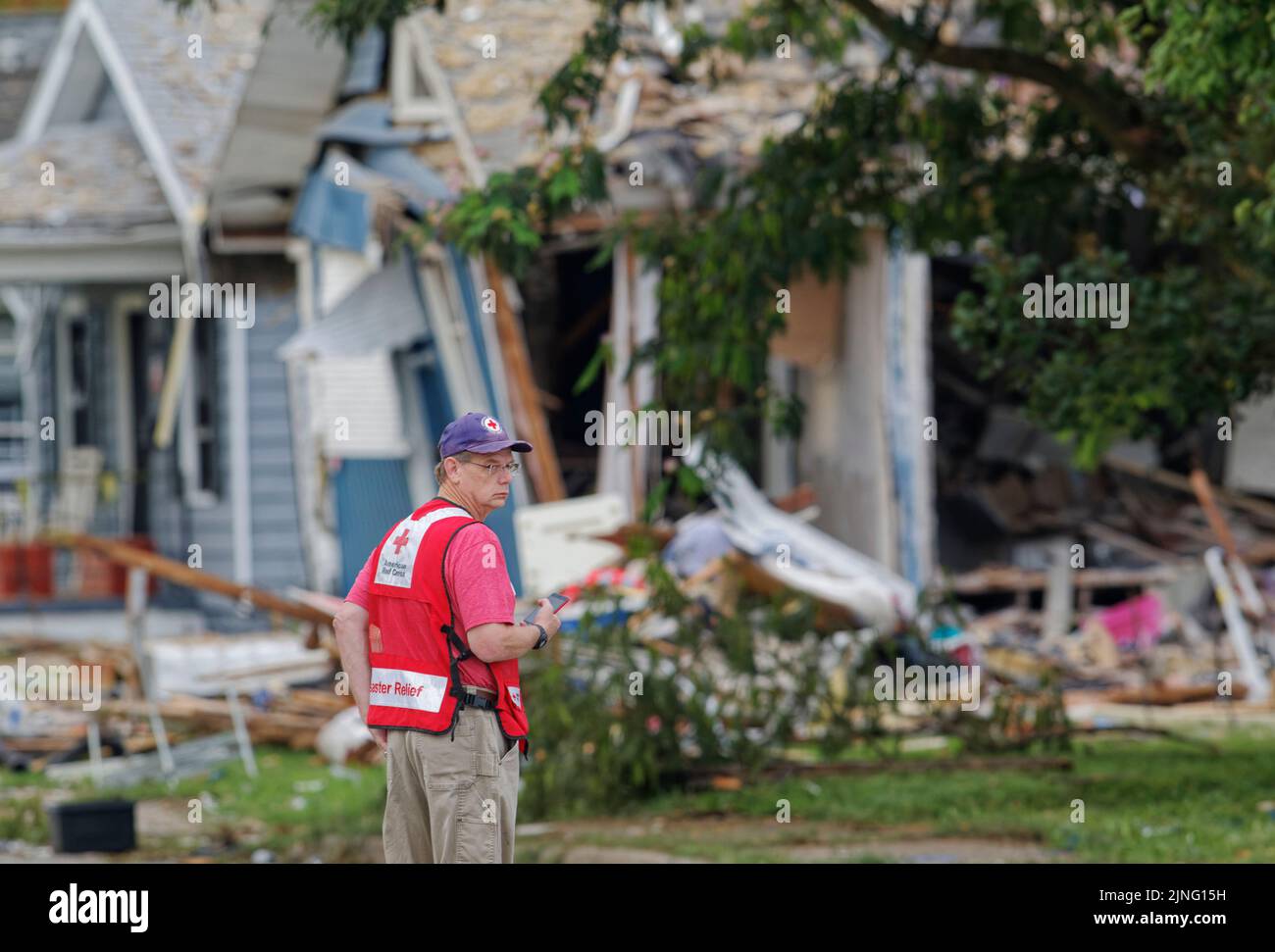 Evansville, Indiana, USA. 11 Aug 2022. American Red Cross disaster relief volunteer Brian Southern surveys the scene where a house exploded the previous day. Local, state and federal authorities are investigating the explosion, which killed at least three people and damaged 39 homes in the area, leaving 11 uninhabitable. (Credit: Billy Suratt/Apex MediaWire via Alamy Live News) Stock Photo