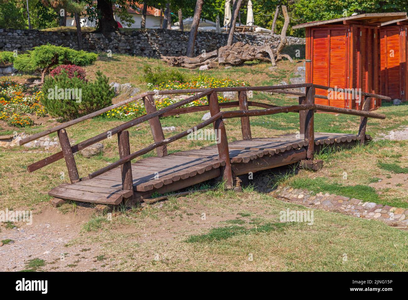 Pedestrian wooden bridge hi-res stock photography and images - Alamy