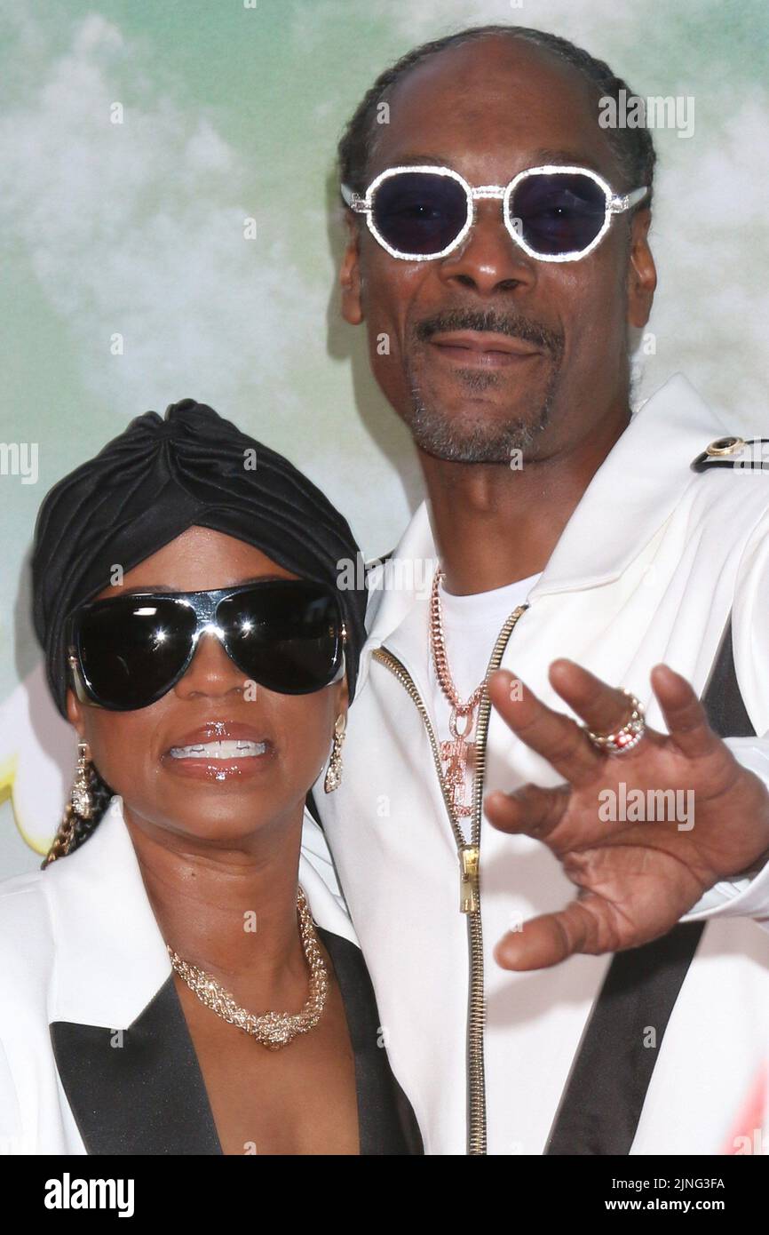 Los Angeles, CA. 10th Aug, 2022. Shante Taylor, Snoop Dogg at arrivals for DAY SHIFT Premiere on NETFLIX, Regal LA Live, Los Angeles, CA August 10, 2022. Credit: Priscilla Grant/Everett Collection/Alamy Live News Stock Photo
