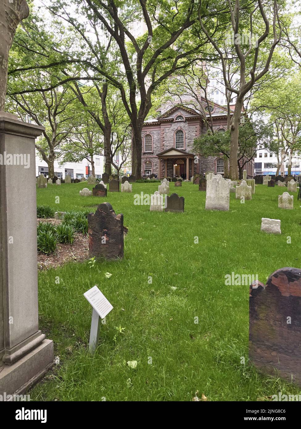 St. Paul's Chapel, Manhattan, New York City, USA.  Rear view of Chapel, showing cemetery with old headstones Stock Photo