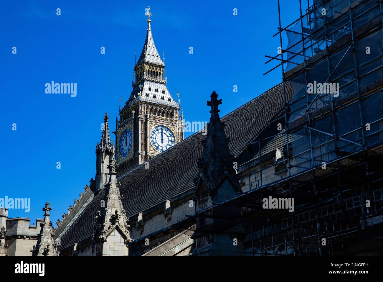 London, UK. 10th August, 2022. Ongoing restoration works are pictured at the Houses of Parliament. Some MPs remain concerned about delays to the proje Stock Photo