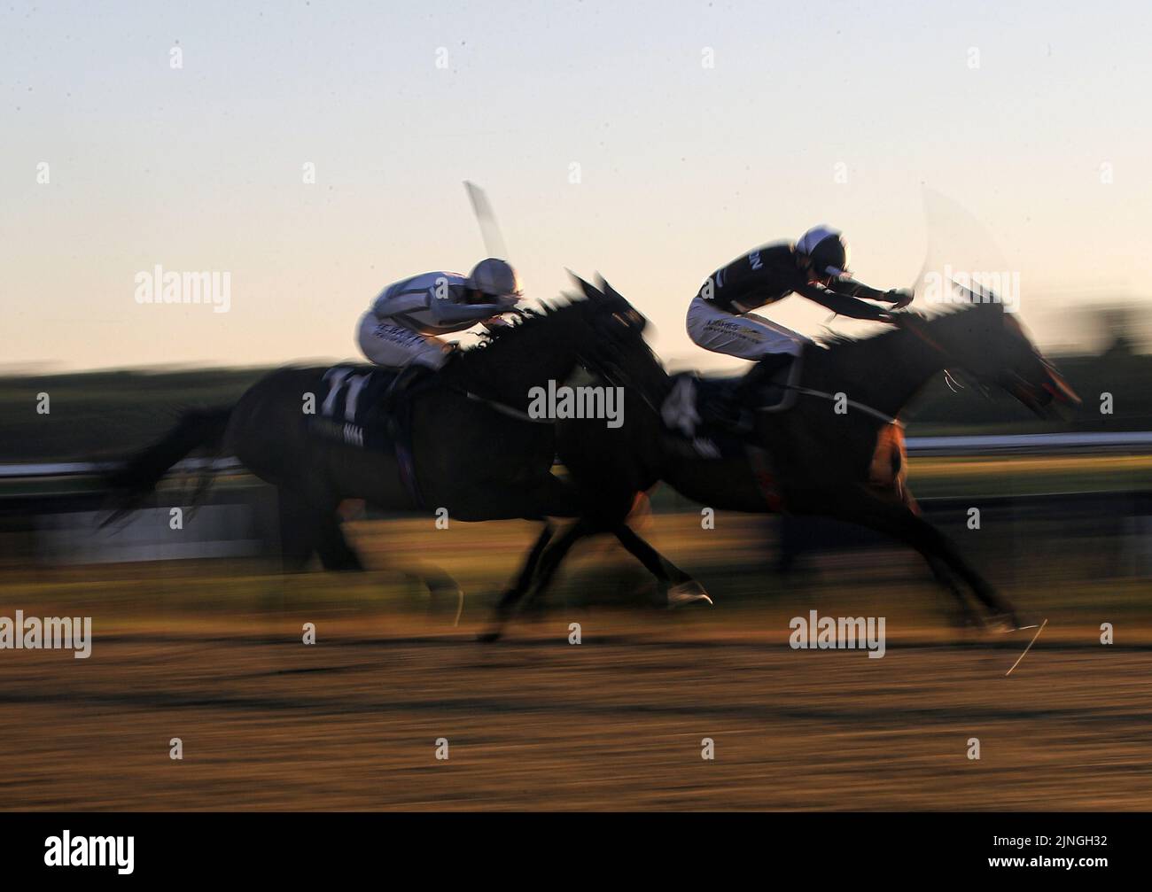 Runners and riders in the William Hill Lengthen Your Odds Racing League R13 handicap during the Racing League 2022 Race Week 2 meeting at Lingfield Park Racecourse, Surrey. Picture date: Thursday August 11, 2022. Stock Photo