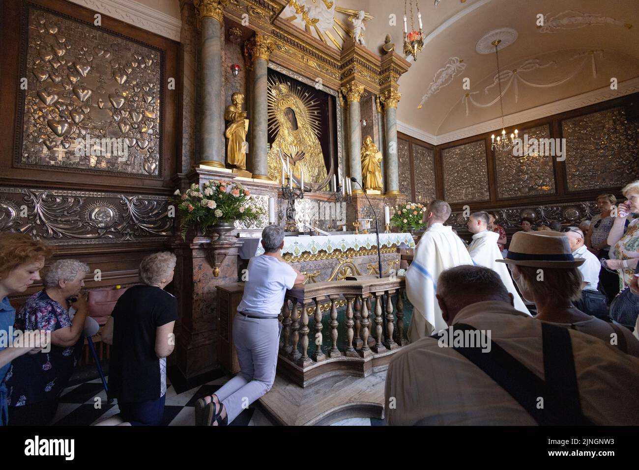 Worshippers at the Black Madonna, or Our Lady of the Gate of Dawn, a Christian icon, Chapel of the Gate of Dawn, Vilnius Lithuania Stock Photo