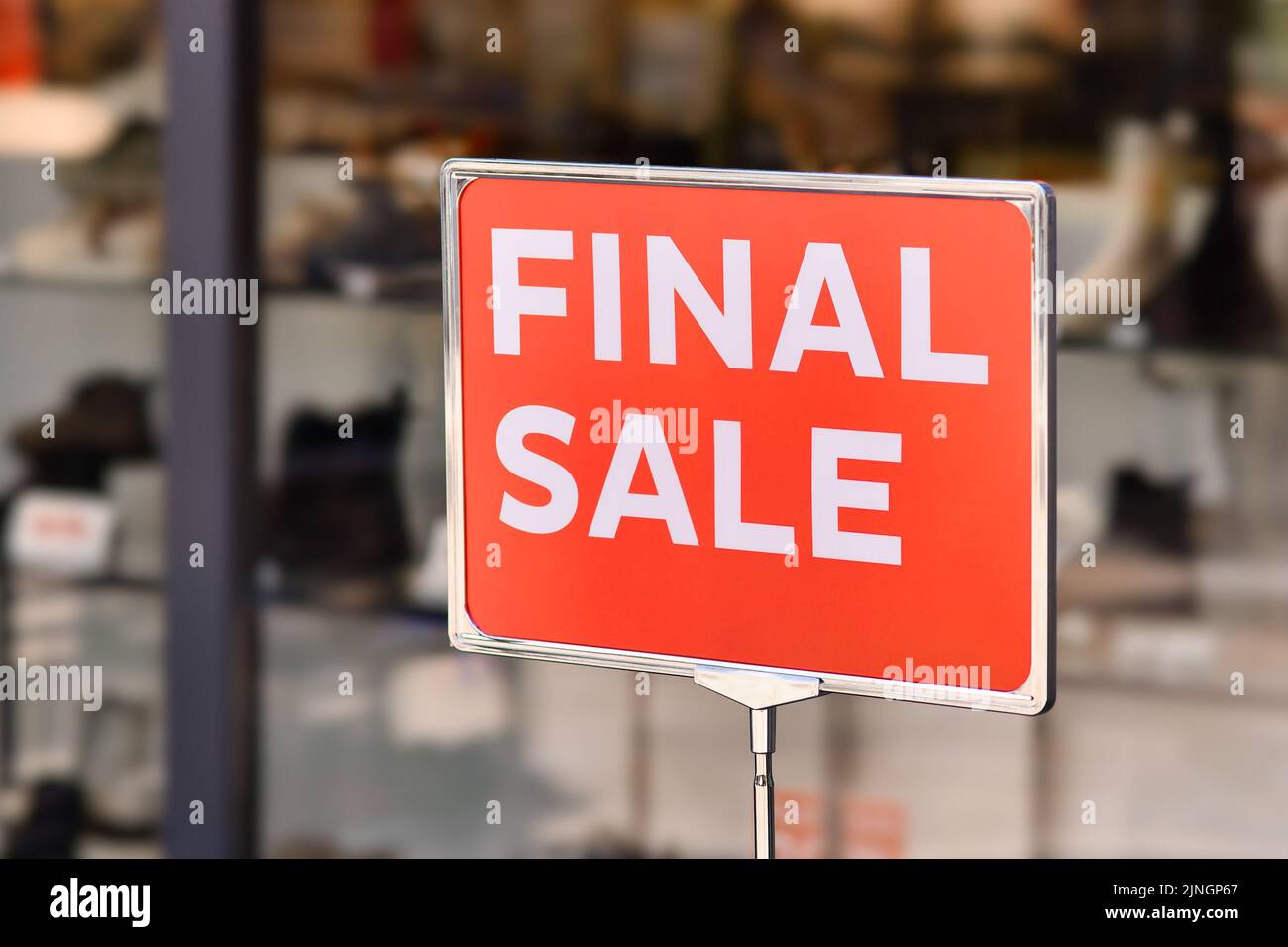 Red sign in front of shop saying 'Final Sale' Stock Photo