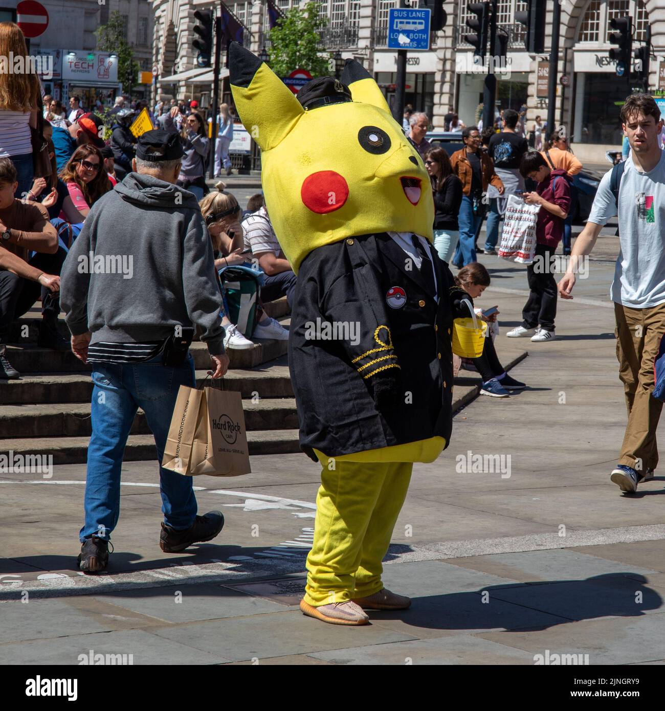 Foto de Uma Pessoa Vestida Com Uma Fantasia Inflável De Pikachu Para  Entreter Fãs De Pokemon Fora Da Galeria Nacional Na Trafalgar Square e mais  fotos de stock de Pikachu - iStock