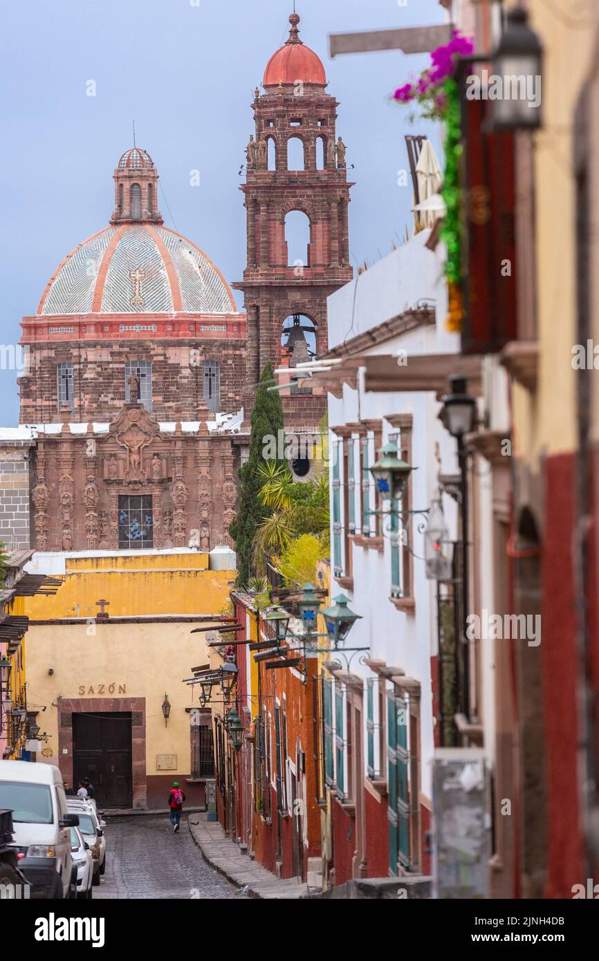 The neoclassical style dome and bell tower of Iglesia de San Francisco towers over Calle Recreo in the historic city center of San Miguel de Allende, Mexico. Stock Photo