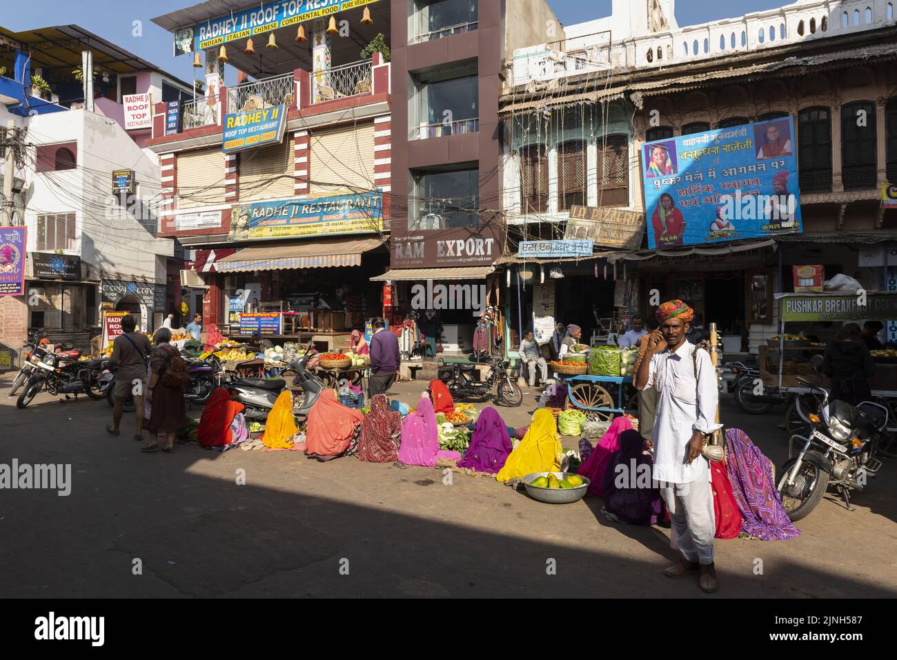 Small town square in Pushkar, India Stock Photo - Alamy