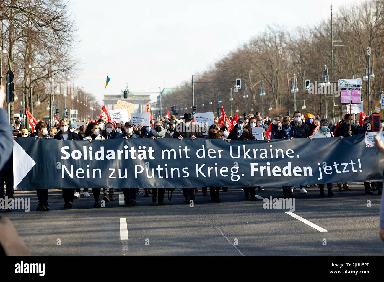 Berlin, Deutschland. 27th Feb, 2022. The SPD is calling for a demonstration in Berlin against Russia's invasion of Ukraine under the motto - setting a sign together for peace. Solidarity with Ukraine. No to Putin's war. peace now. Berlin, February 27, 2022. Credit: dpa/Alamy Live News Stock Photo