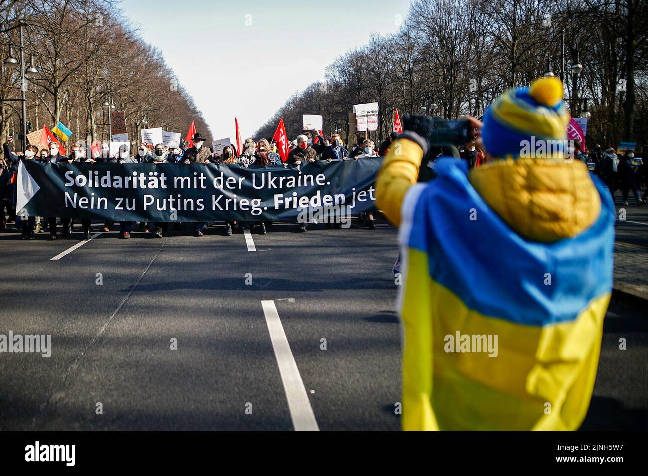 Berlin, Deutschland. 27th Feb, 2022. The SPD is calling for a demonstration in Berlin against Russia's invasion of Ukraine under the motto - setting a sign together for peace. Solidarity with Ukraine. No to Putin's war. peace now. Berlin, February 27, 2022. Credit: dpa/Alamy Live News Stock Photo
