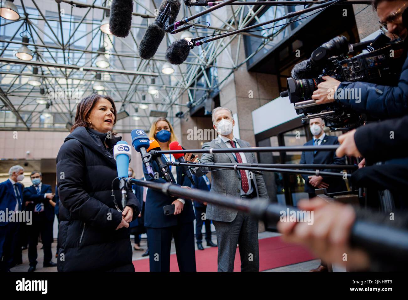 Brussels, Belgien. 04th Mar, 2022. Annalena Baerbock (Alliance 90/The Greens), Federal Foreign Minister, gives a press statement on her arrival at the Justus Lipsius building. Brussels, 04.03.2022 Credit: dpa/Alamy Live News Stock Photo