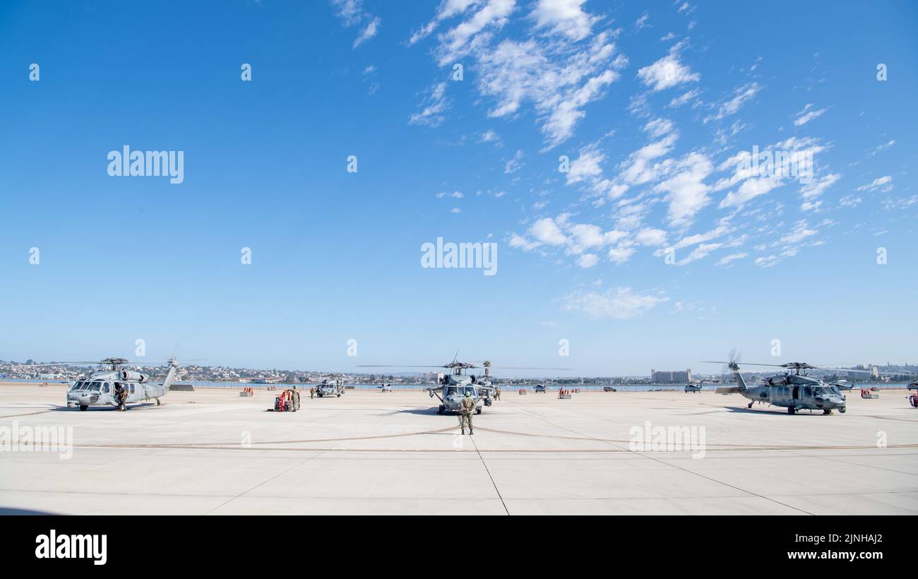 North sea helicopters hi-res stock photography and images - Alamy