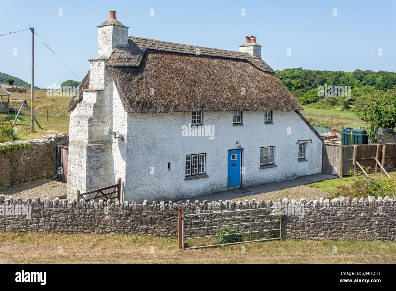 Thatched stone cottage by Ogmore Castle, Ogmore, Vale of Glamorgan (Bro Morgannwg), Wales (Cymru), United Kingdom Stock Photo