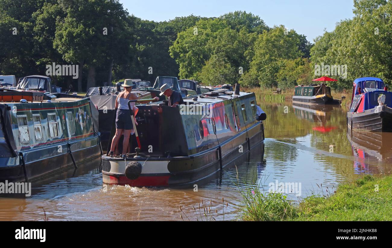 Padworth barge passes through Nantwich Marina, Basin End, Chester Road, Nantwich, Cheshire, England, CW5 8LB Stock Photo