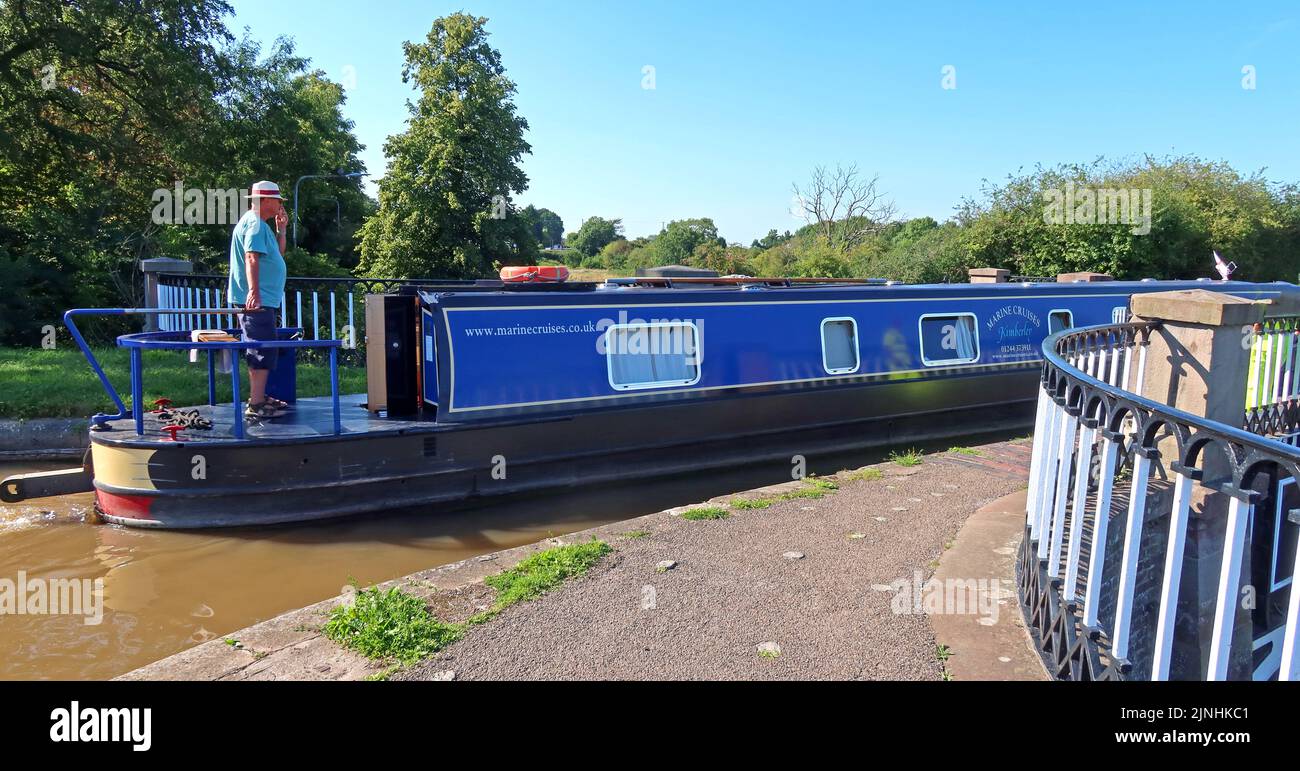 Barge crossing aquaduct into Nantwich Marina, Basin End, Chester Road, Nantwich, Cheshire, England, CW5 8LB Stock Photo
