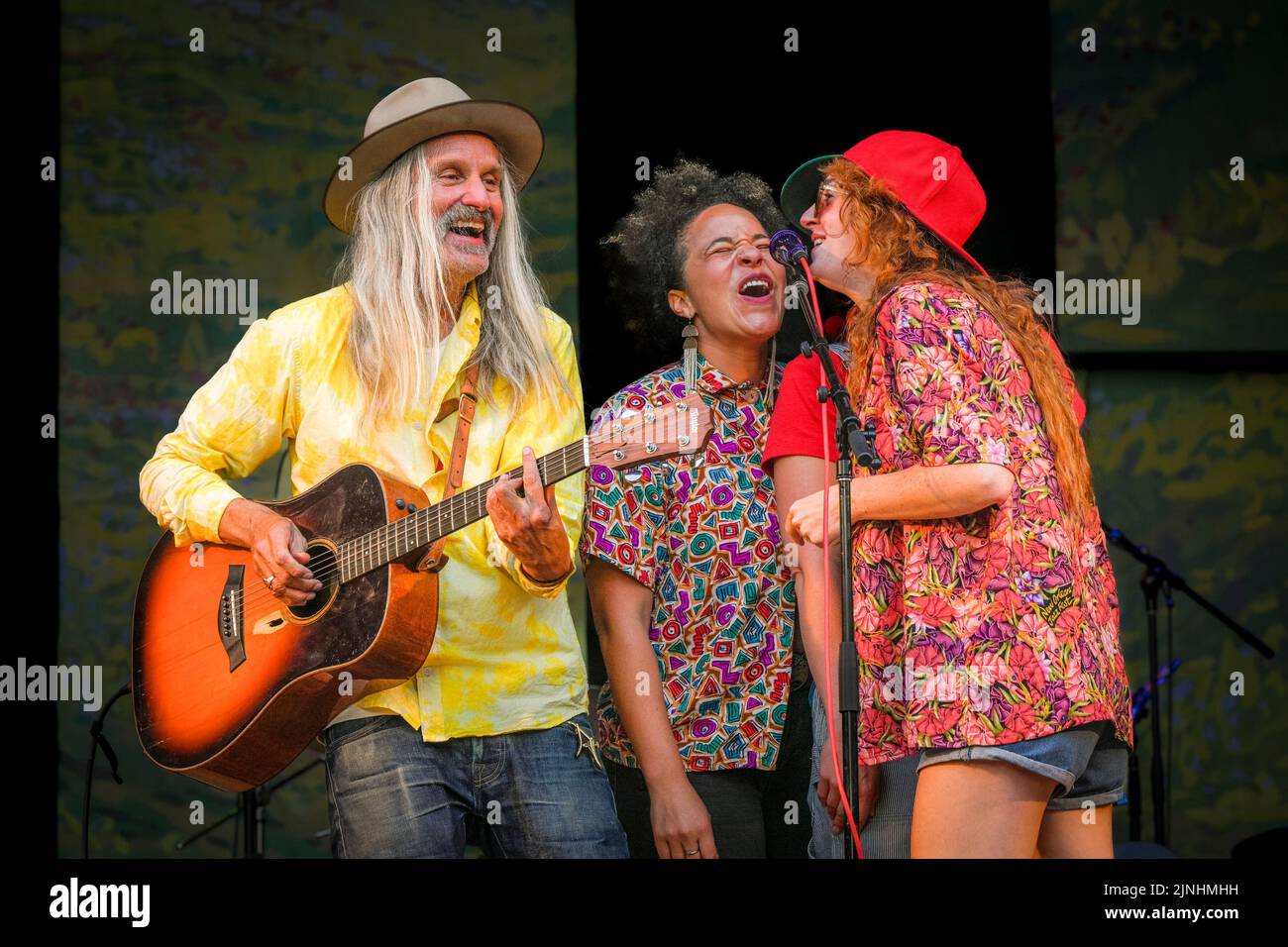Steve Poltz with the Rainbow Girls, Canmore Folk Music Festival, Canmore, Alberta, Canada Stock Photo