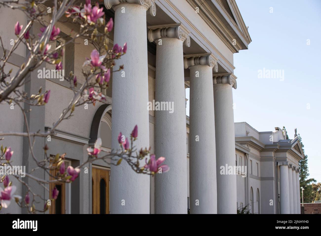 afternoon-view-of-a-historic-church-in-downtown-monrovia-california