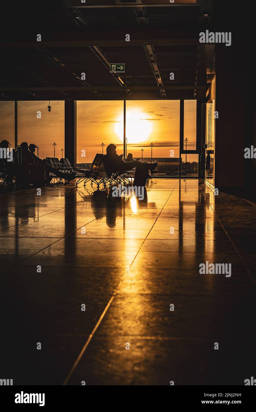 Tour group waiting at the airport hi-res stock photography and images ...