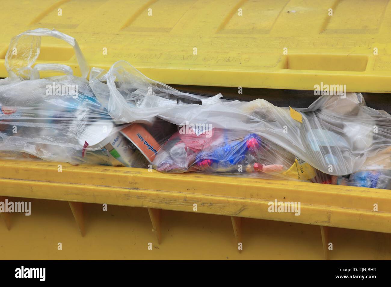 Müllsammlung, gelber Abfallcontainer für Verpackungsabfälle zur Verwendung im Recycling, Kunststoffverpackungen  /  Waste collection, yellow waste con Stock Photo