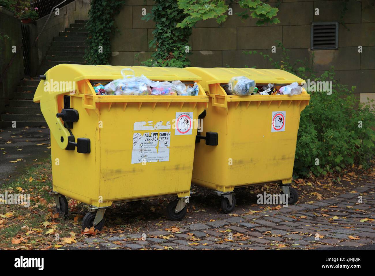 Müllsammlung, gelber Abfallcontainer für Verpackungsabfälle zur Verwendung im Recycling, Kunststoffverpackungen  /  Waste collection, yellow waste con Stock Photo