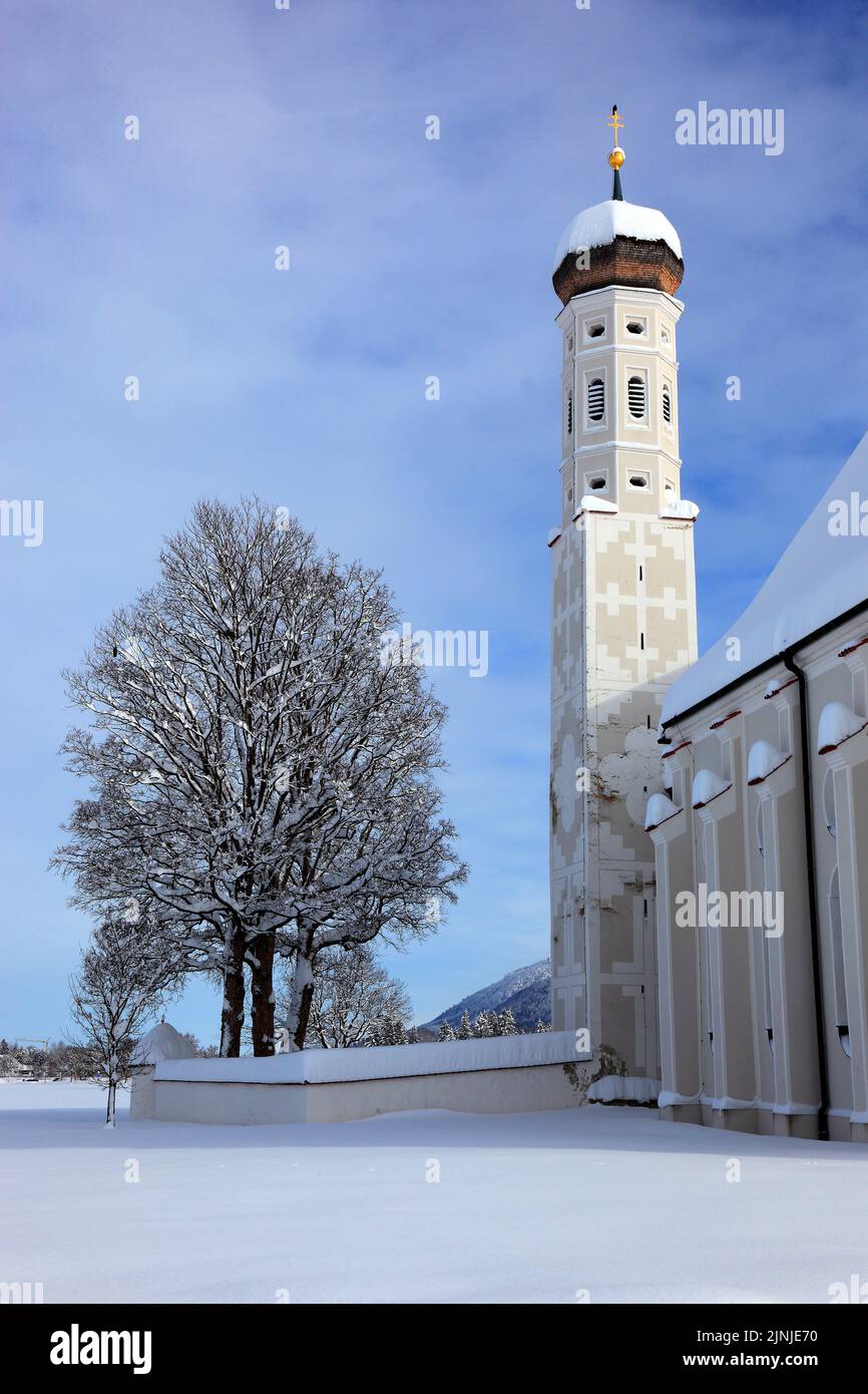 Die barocke Colomanskirche, St. Coloman, im Winter in tiefverschneiter Landschaft, nahe Schwangau, Östallgäu, Schwaben, Bayern, Deutschland  /  The ba Stock Photo