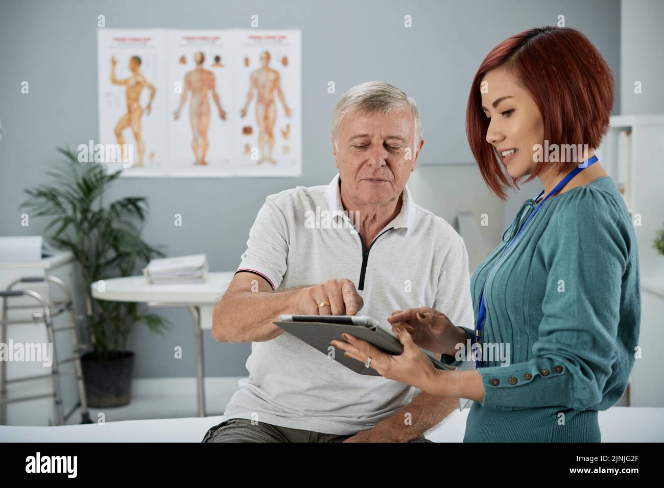 Medical center worker explaining diagnosis to senior patient Stock ...