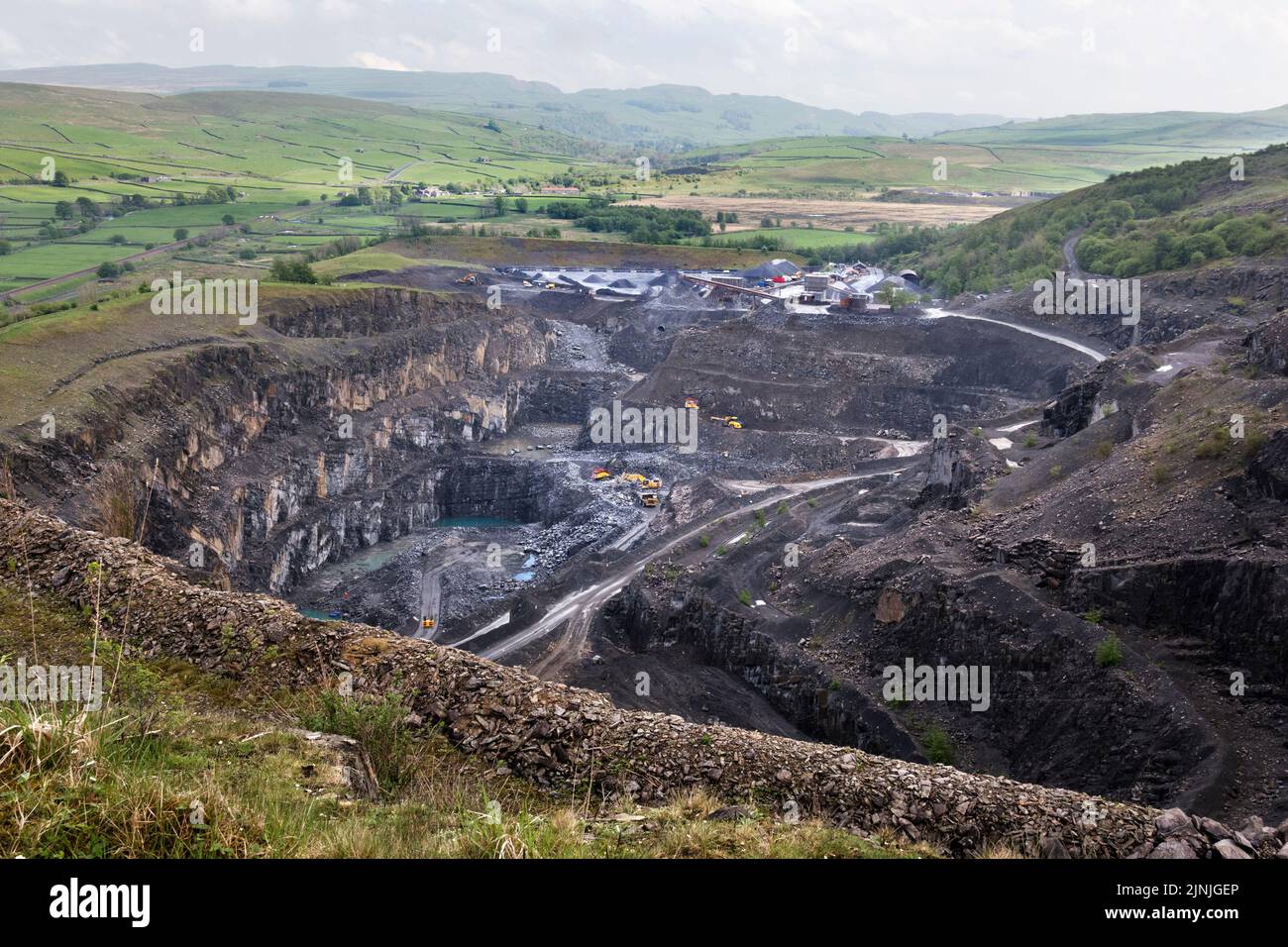 Arcow Quarry, Helwith Bridge, Ribblesdale, in the Yorkshire Dales National Park, UK. The quarry produces hard-wearing aggregates for road surfaces. Stock Photo