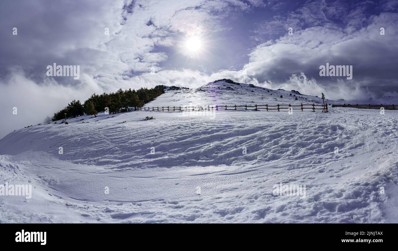 Snowy high mountain landscape hi-res stock photography and images - Alamy
