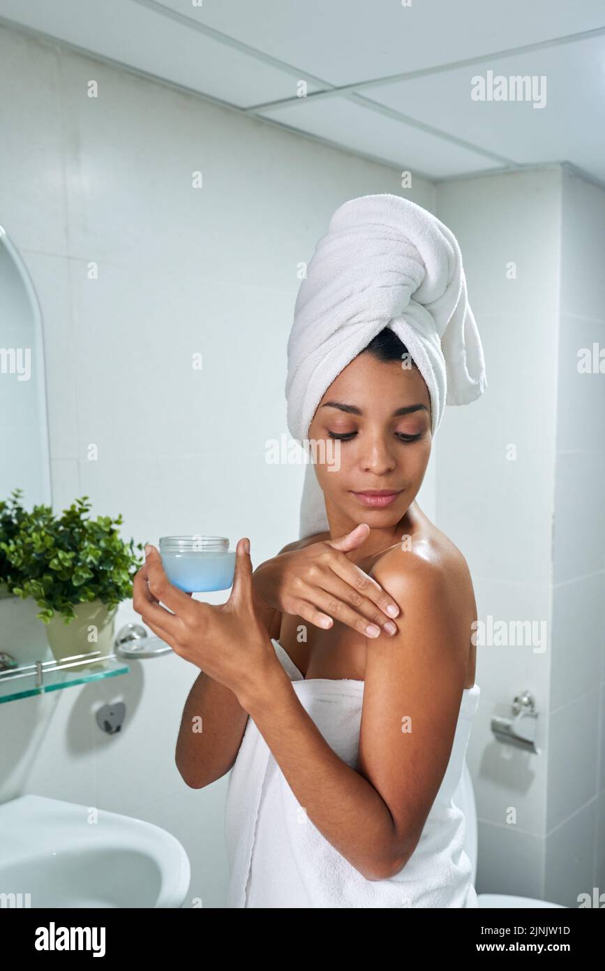 Applying lotion after shower hires stock photography and images Alamy