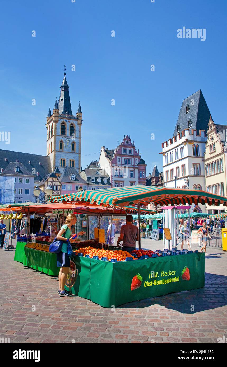 Market stall at the main market, behind the church Saint, Gangolph and historical houses, Trier, Rhineland-Palatinate, Germany, Europe Stock Photo